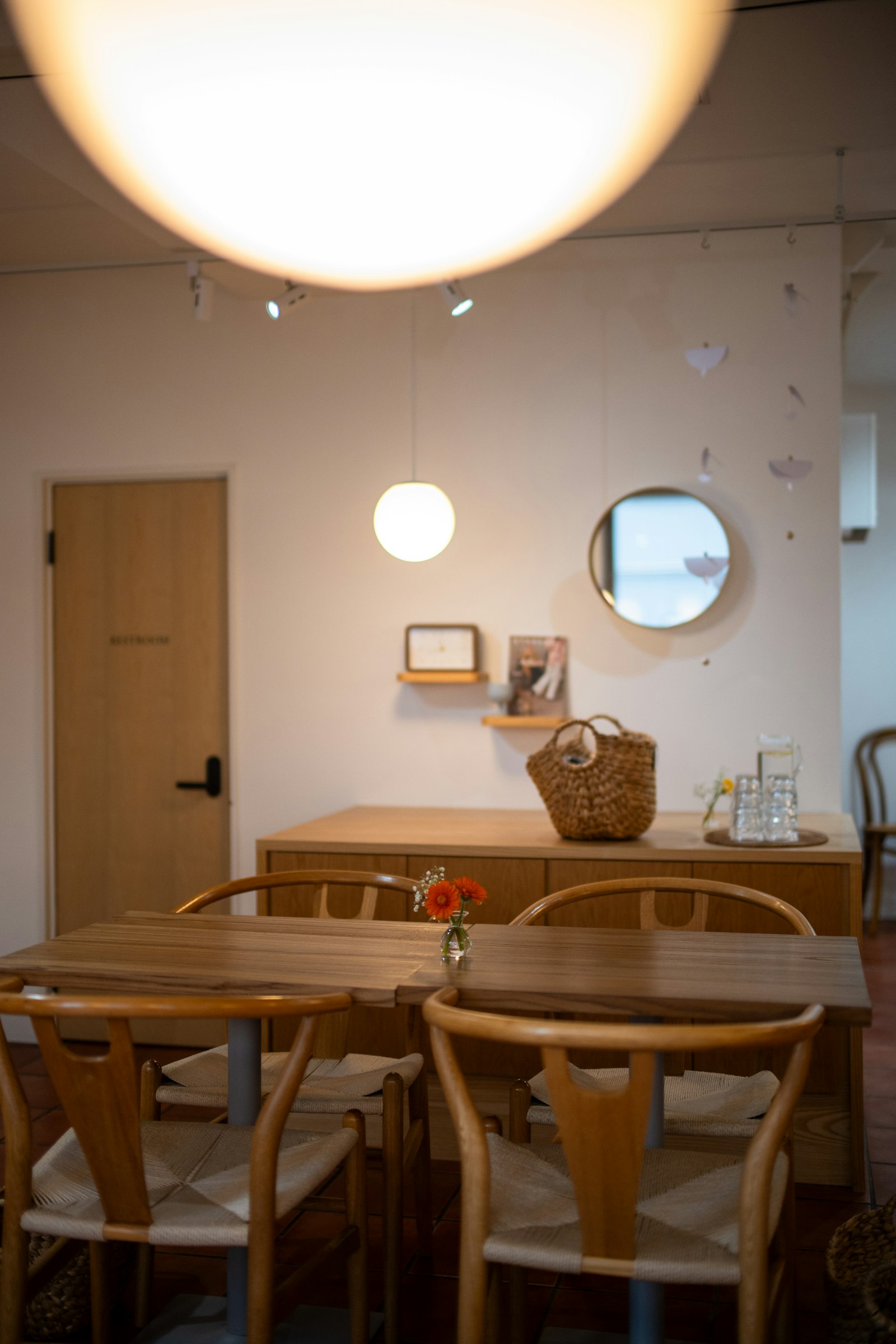 カフェの店内、温かい照明